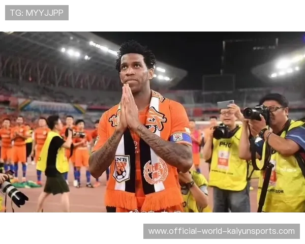 退役仪式致敬传奇 球迷现场反响热烈，球员退役致辞